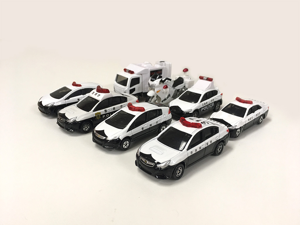 前列左から “トヨタ アクア 警視庁 パトロールカー” “スバル レガシィB4 パトロールカー” “Honda　インサイト パトロールカー” “スバルレガシィB4　奈良県警パトカー” 後列左から “Honda VFR800 白バイ” “いすゞ サインカー” “マツダ CX－5 パトロールカー” “トヨタ クラウンアスリート パトロールカー”
