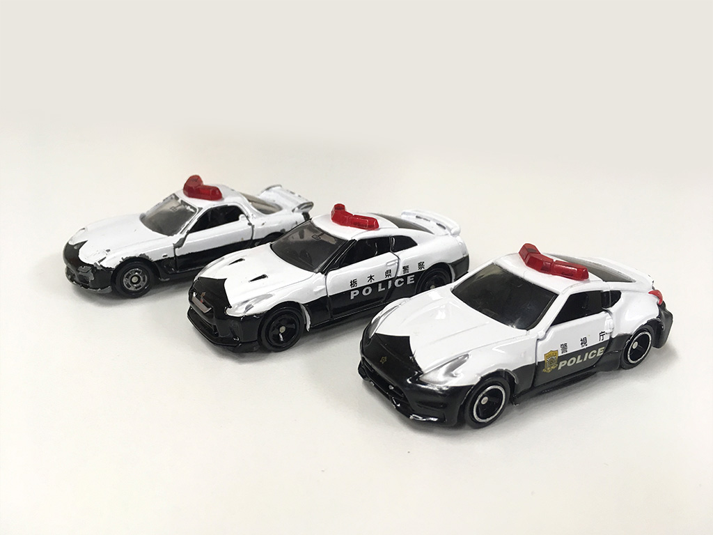 左から “マツダ RX-7 パトカー” “日産 GT-R パトロールカー” “日産 フェアレディZ NISMO パトロールカー”